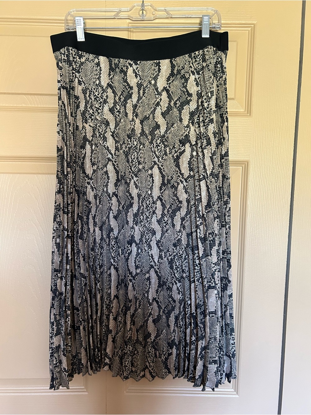 H&M Pleated Snake-Pattern Midi Skirt in Black and Cream